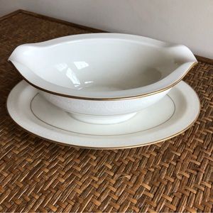 Noritake Tulane Gravy Boat with Attached Tray